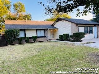 view of front of property featuring a front lawn