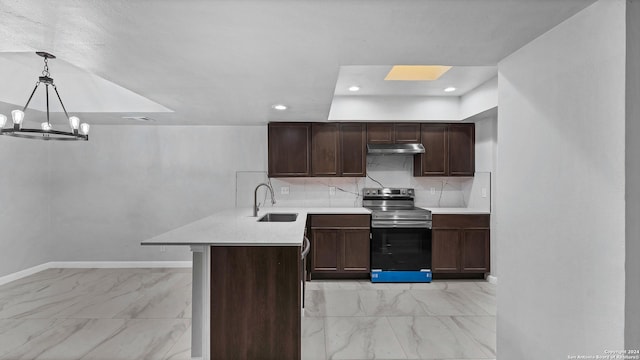 kitchen with sink, kitchen peninsula, stainless steel electric range, hanging light fixtures, and decorative backsplash