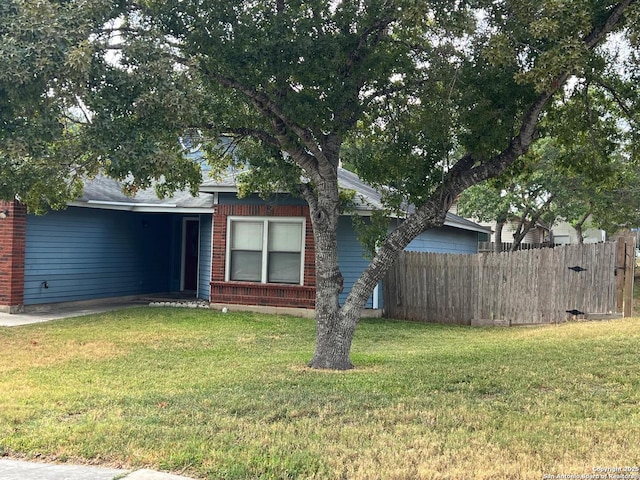 view of front of house with a front lawn