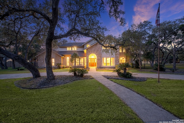 view of front facade with a lawn