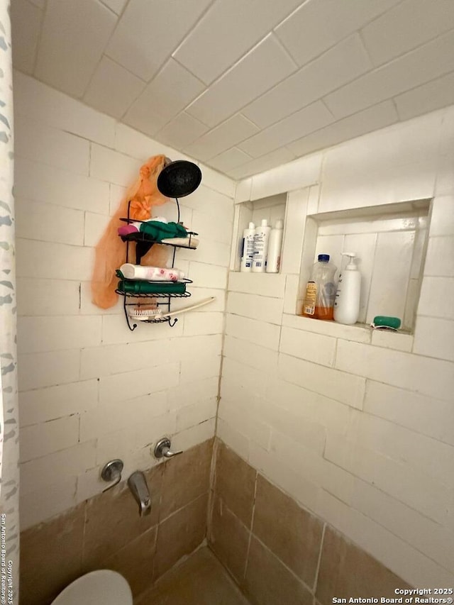 bathroom with curtained shower