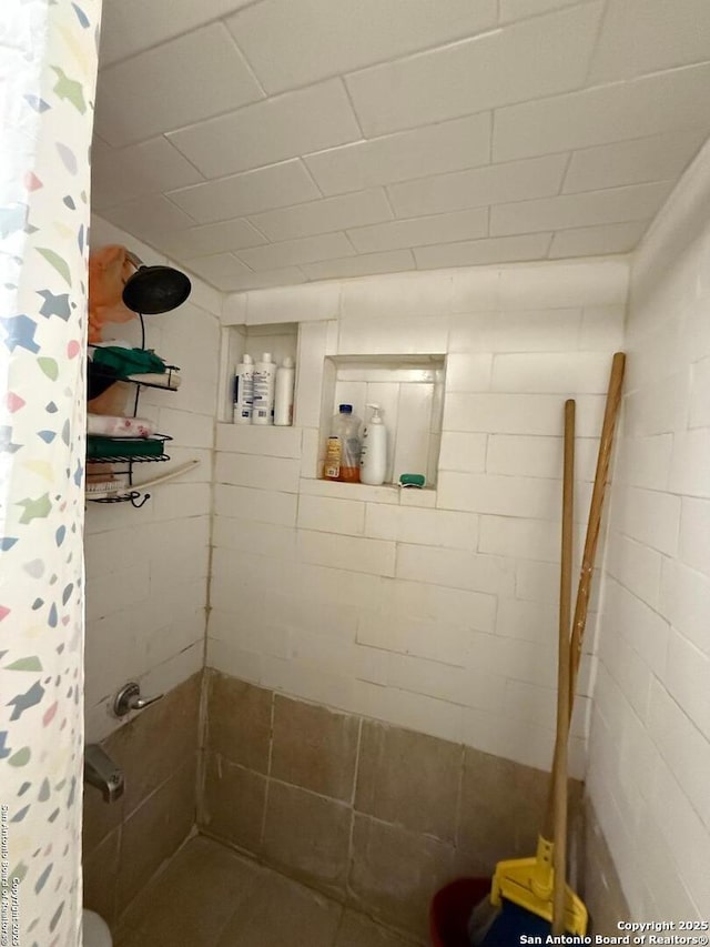 bathroom with shower / bath combo