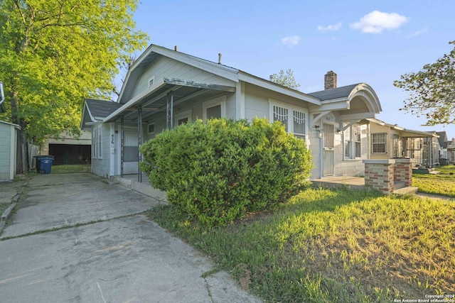 view of front facade with a front lawn and a garage