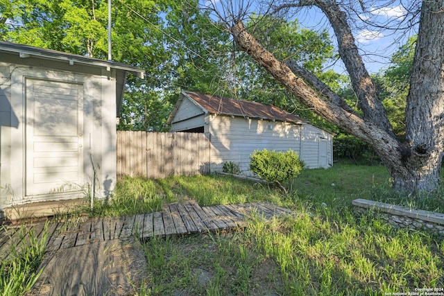 view of yard featuring a storage shed