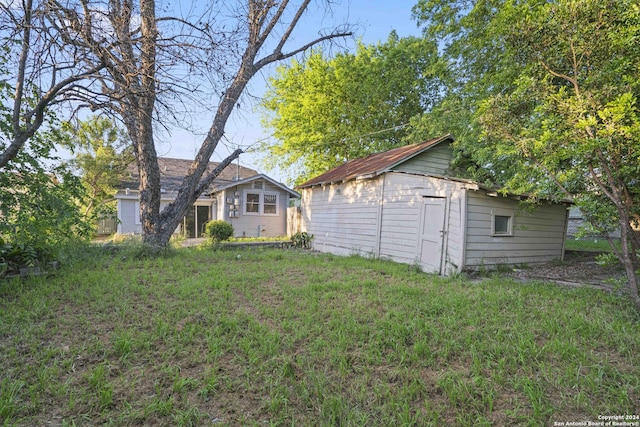 view of yard featuring a shed