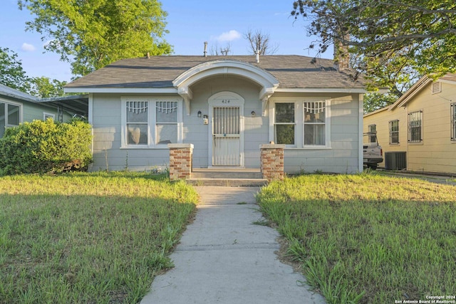 bungalow-style home featuring a front lawn