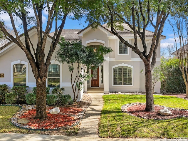 view of front of property featuring a front lawn