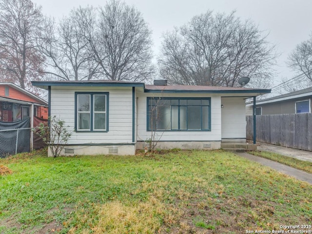 ranch-style home featuring a front lawn