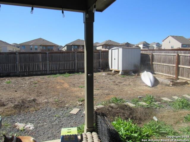 view of yard featuring a shed