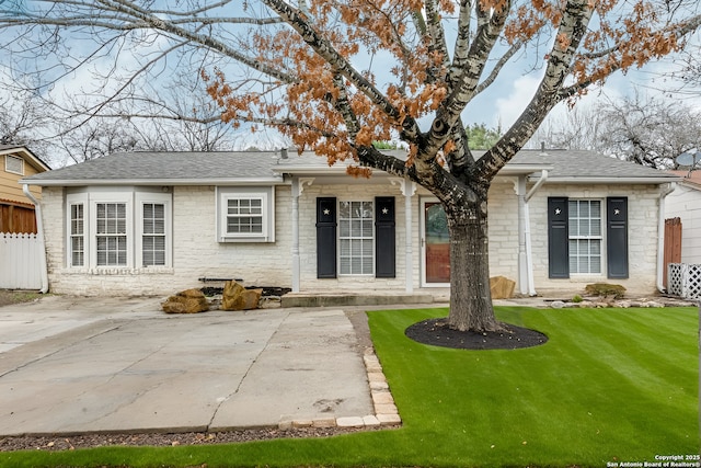 ranch-style house featuring a front yard