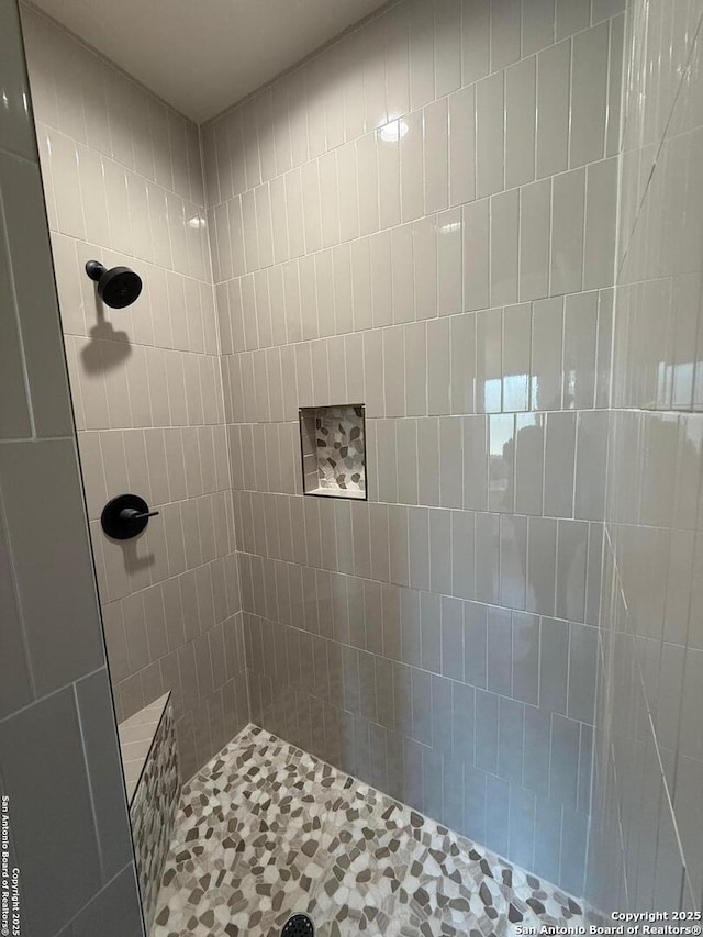 bathroom featuring a tile shower