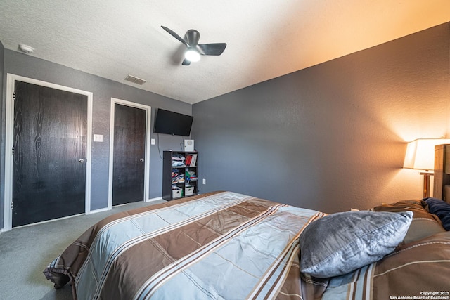 bedroom featuring a textured ceiling, carpet flooring, and ceiling fan