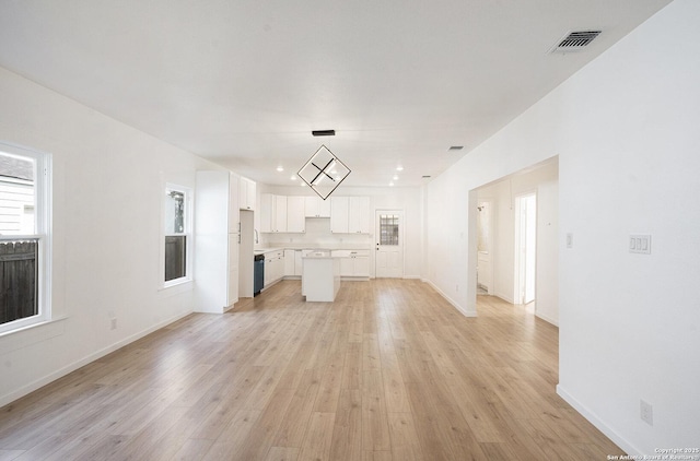 1645 W Magnolia Ave, San Antonio, TX 78201 - unfurnished living room with light wood-style floors, recessed lighting, and baseboards