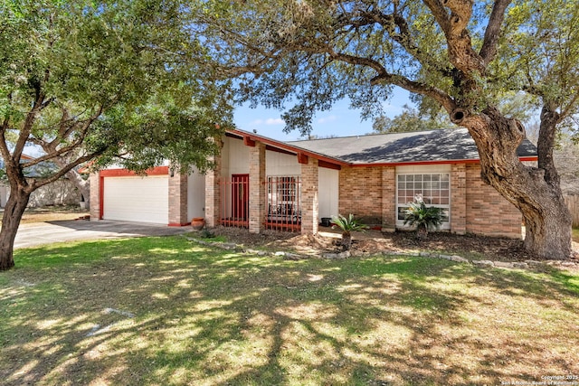 mid-century modern home featuring driveway, brick siding, an attached garage, and a front lawn