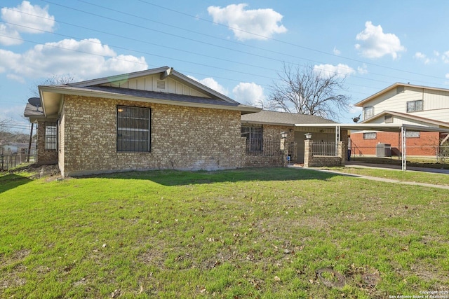 view of front of home featuring a front yard