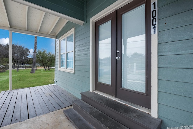 property entrance with a yard