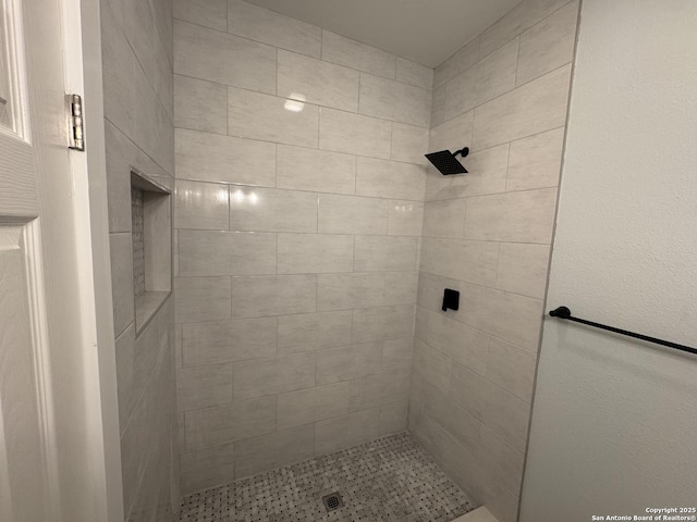 511 Bailey, San Antonio, TX 78210 - bathroom with tiled shower