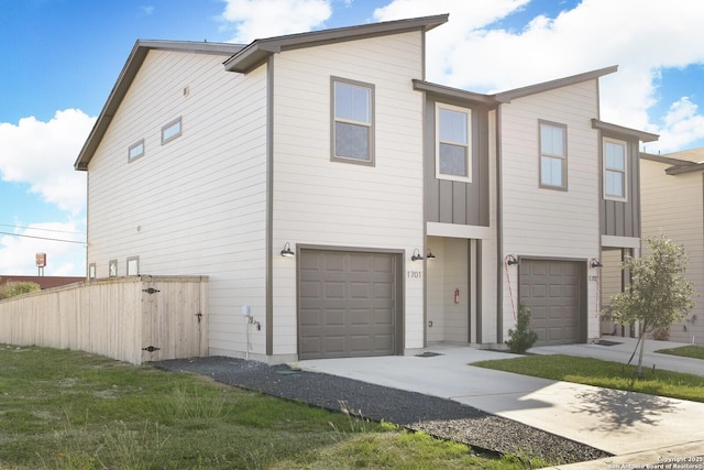 view of front of property featuring a front lawn and a garage