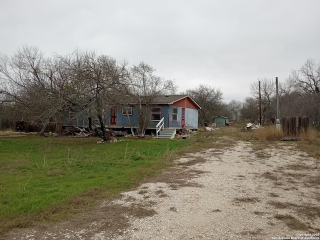 view of front of property featuring driveway