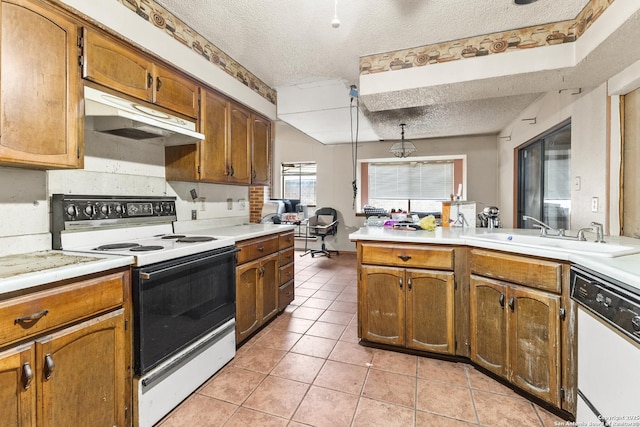 kitchen with kitchen peninsula, sink, white appliances, a textured ceiling, and light tile patterned flooring