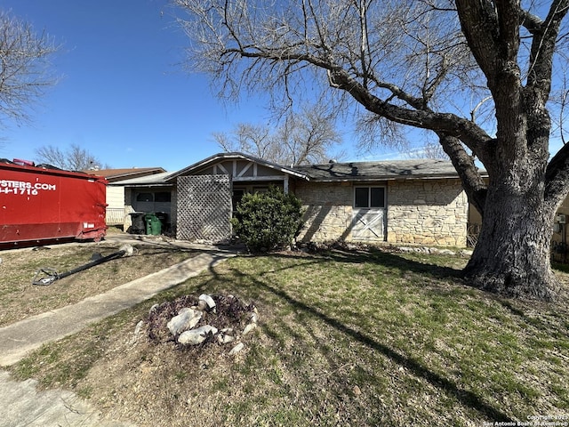 view of front of home featuring a front lawn