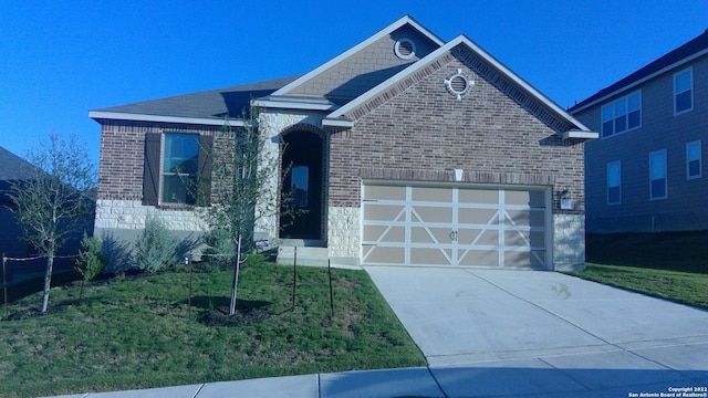 view of front facade with a front yard