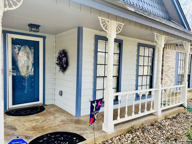 property entrance featuring a porch