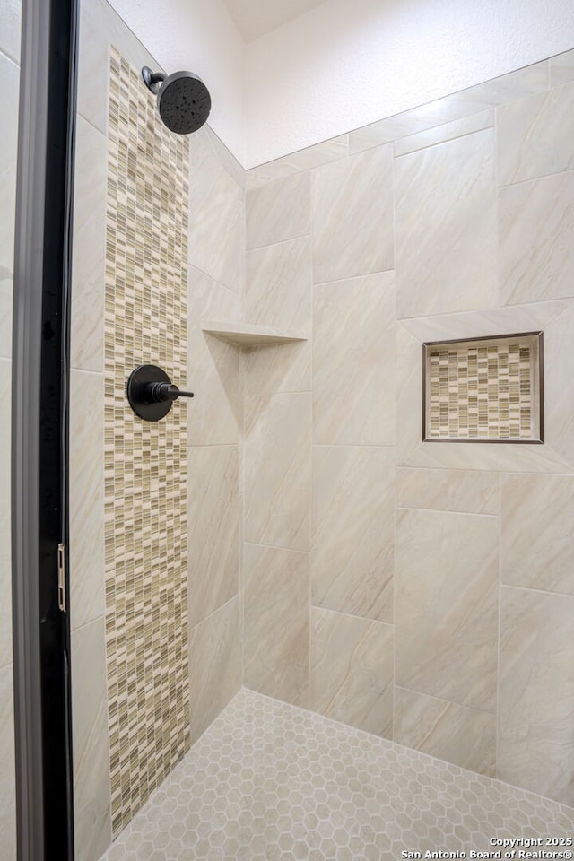 full bathroom featuring tiled shower