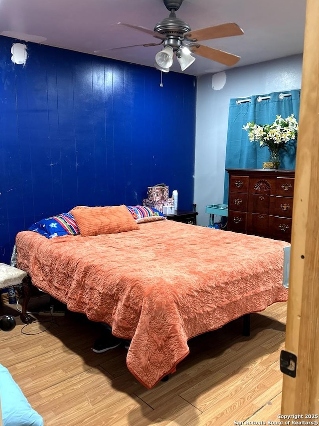 bedroom featuring light wood-style floors and ceiling fan