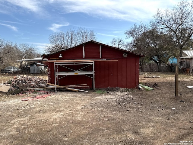 view of outdoor structure featuring an outdoor structure and fence