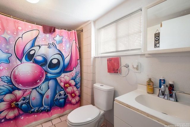 full bathroom with a shower with shower curtain, vanity, and toilet