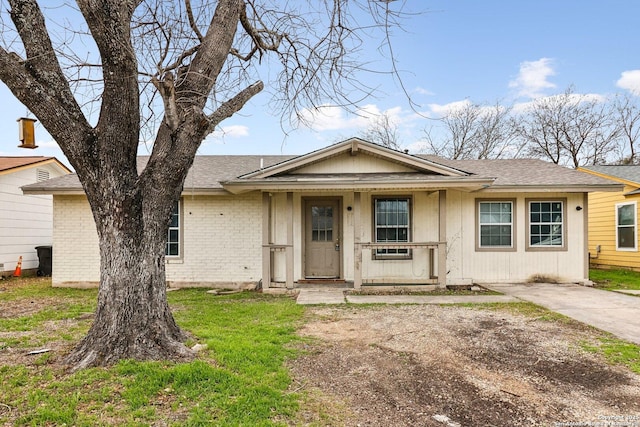 view of front of home featuring a front yard and brick siding