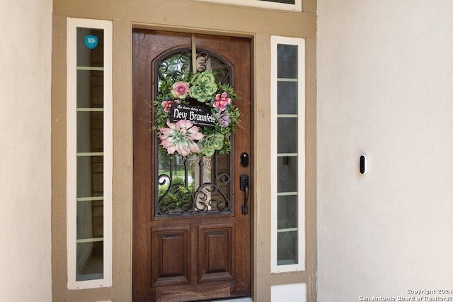 view of exterior entry featuring stucco siding