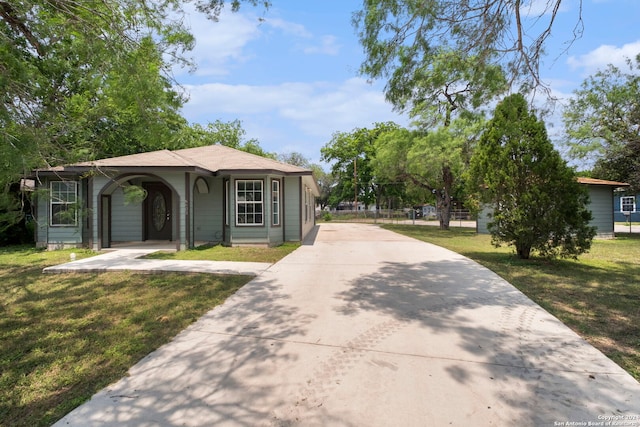 view of front of house with driveway and a front yard