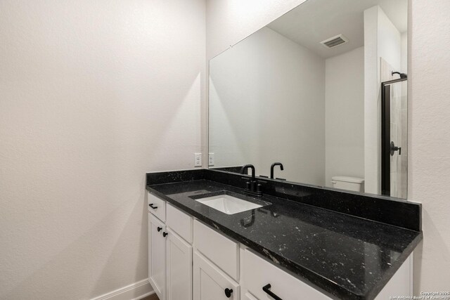 full bath featuring toilet, baseboards, visible vents, and vanity