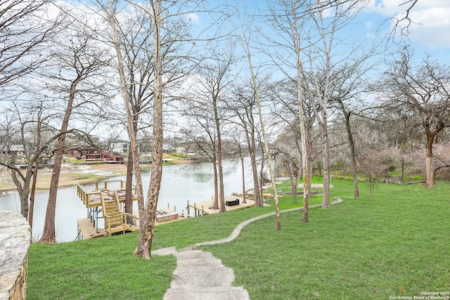 view of yard featuring a water view