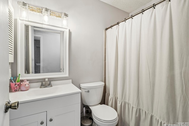 full bathroom featuring a textured ceiling, curtained shower, vanity, and toilet