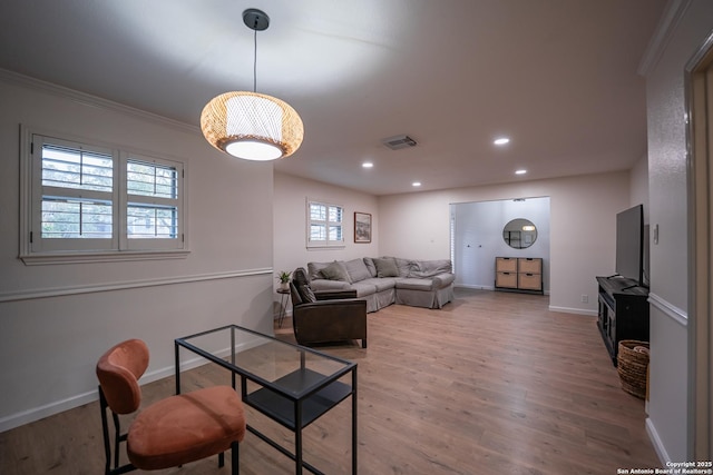 living room with baseboards, visible vents, ornamental molding, wood finished floors, and recessed lighting