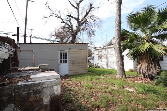 view of yard featuring an outbuilding