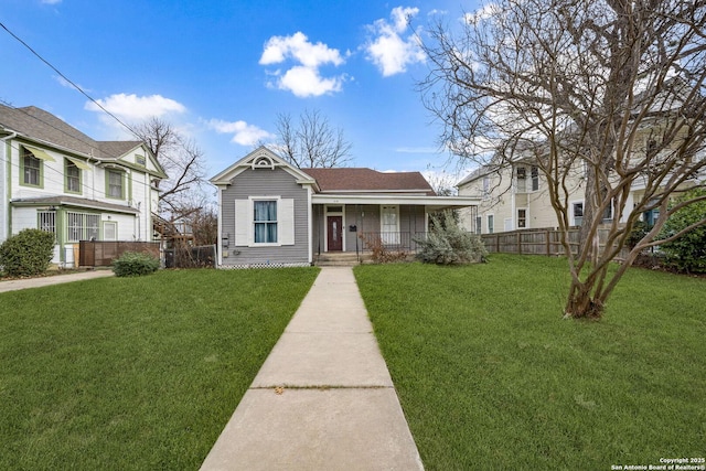 view of front of property featuring a front yard and fence