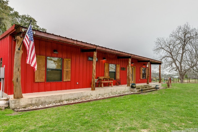 view of front facade featuring metal roof and a front lawn