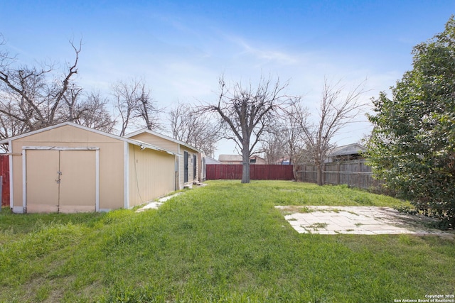 view of yard with a storage shed, an outdoor structure, and a fenced backyard