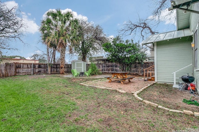 view of yard featuring a shed, an outdoor structure, and a fenced backyard