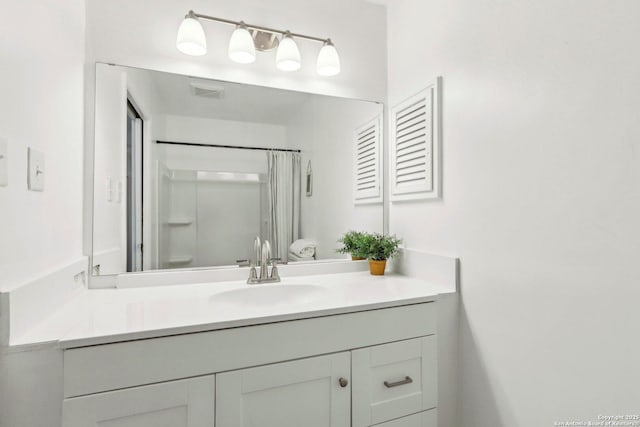 full bathroom featuring visible vents, vanity, and a shower with shower curtain