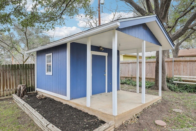 view of outdoor structure with an outbuilding and a fenced backyard