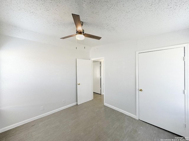 unfurnished bedroom featuring a textured ceiling, ceiling fan, light wood-type flooring, and baseboards