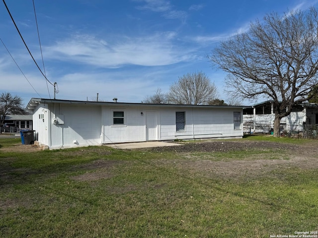 back of house featuring a lawn