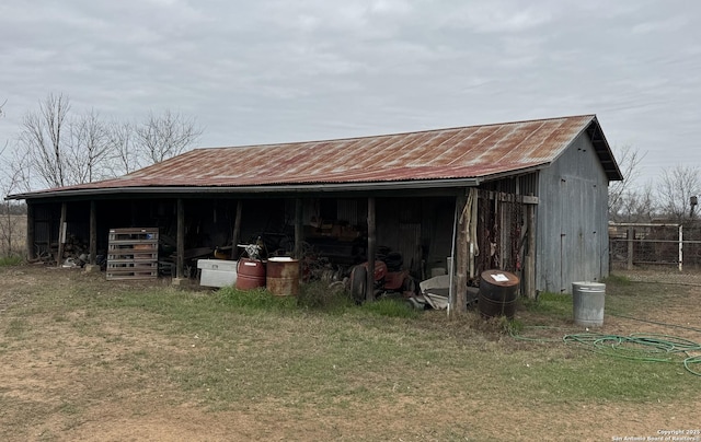 view of pole building featuring a yard