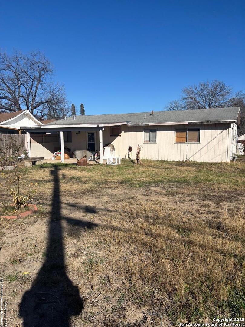 back of house featuring a yard