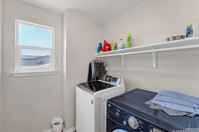 laundry area with laundry area, independent washer and dryer, and baseboards